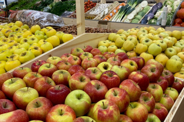 Etals de pommes magasin Terres Lyonnaises Oullins