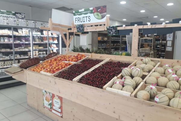 PHOTO-2023-06-17-09-15-14 Étals de fruits magasin Terres Lyonnaises Bron