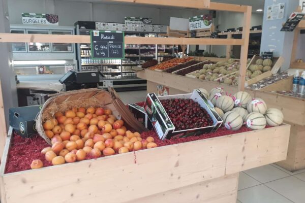 PHOTO-2023-06-17-09-15-15 Étals de fruits magasin Terres Lyonnaises Bron