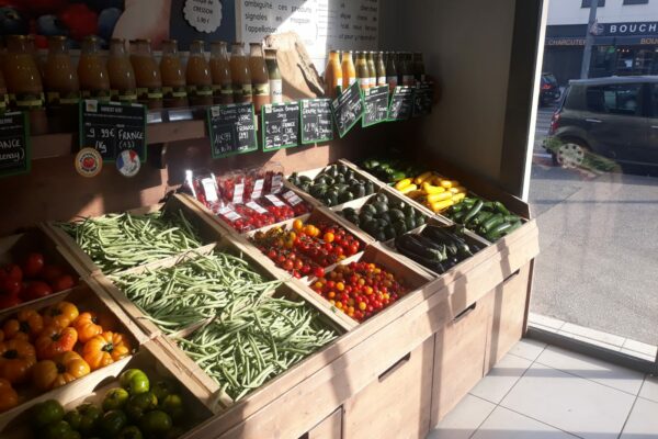 PHOTO-2023-06-17-09-15-16 Étals de légumes magasin Terres Lyonnaises Bron