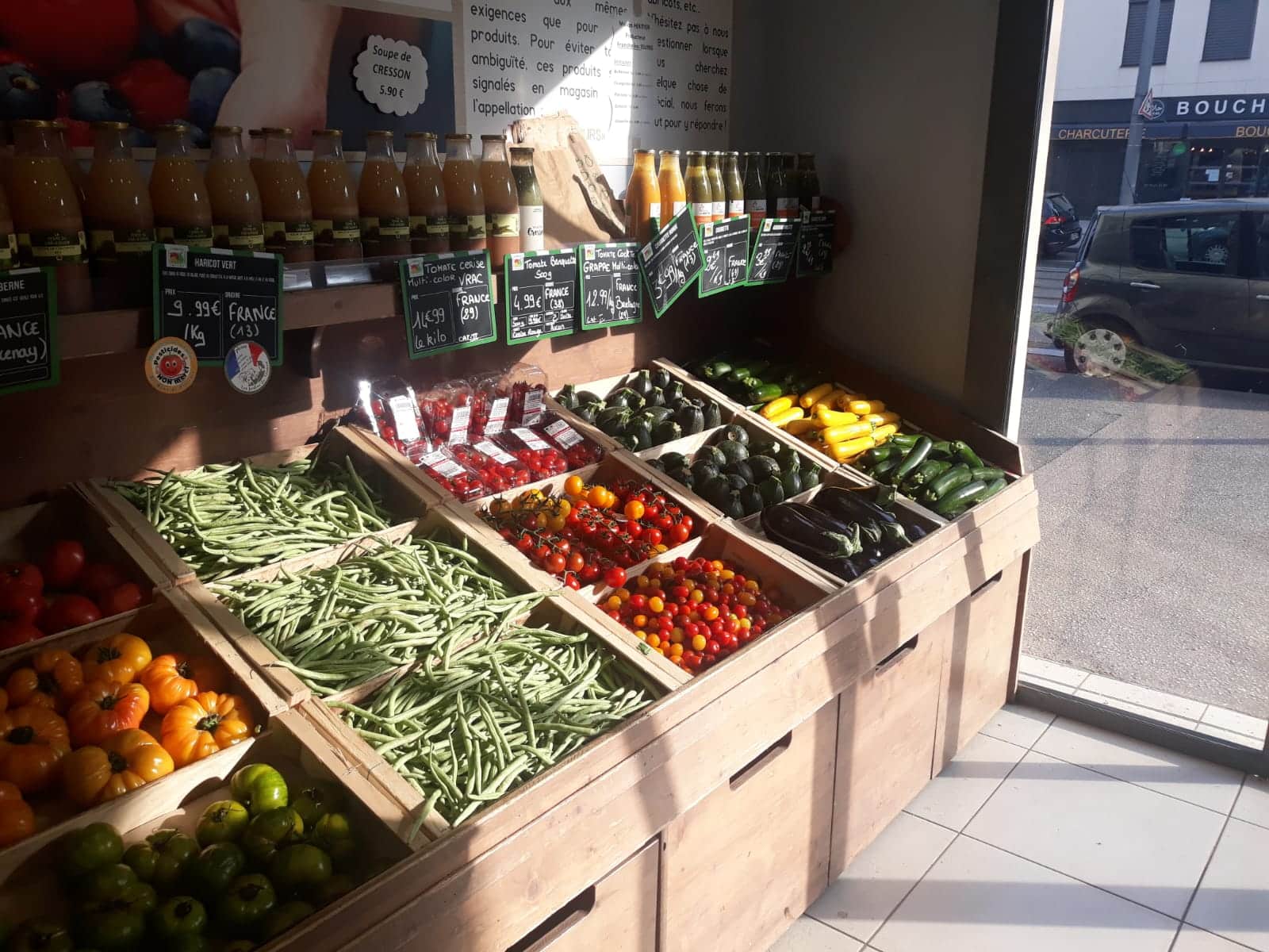Étals de légumes magasin Terres Lyonnaises Bron