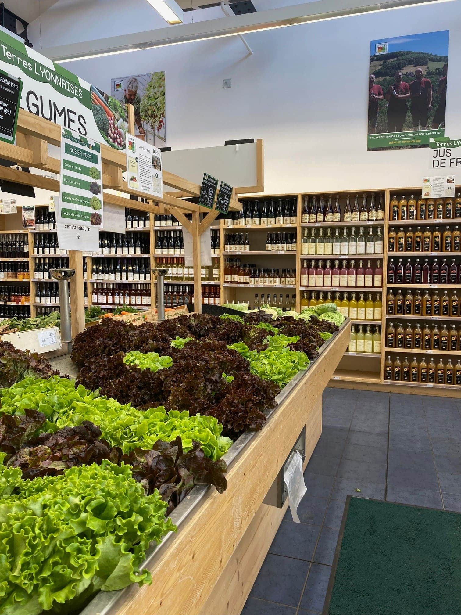 Rayon salades et jus magasin Terres Lyonnaises Frères Lumière