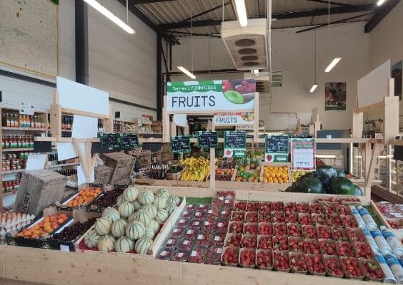 Etals de fruits magasin Terres Lyonnaises Saint-André-de-Corcy
