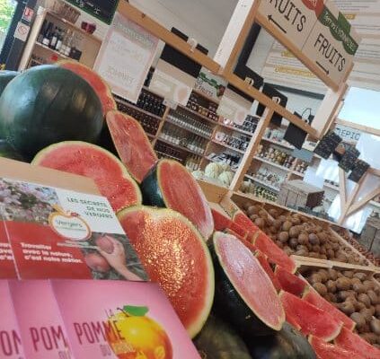 Etals de fruits magasin Terres Lyonnaises Saint-André-de-Corcy