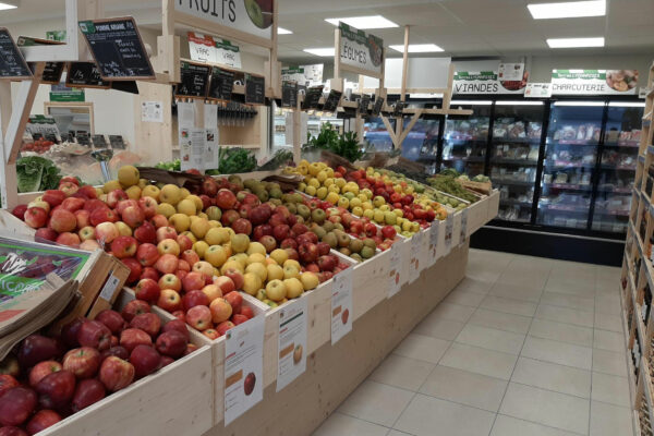 magasin-Terres-Lyonnaises-St-Genis-Laval étals de pommes Terres Lyonnaises Saint-Genis-Laval