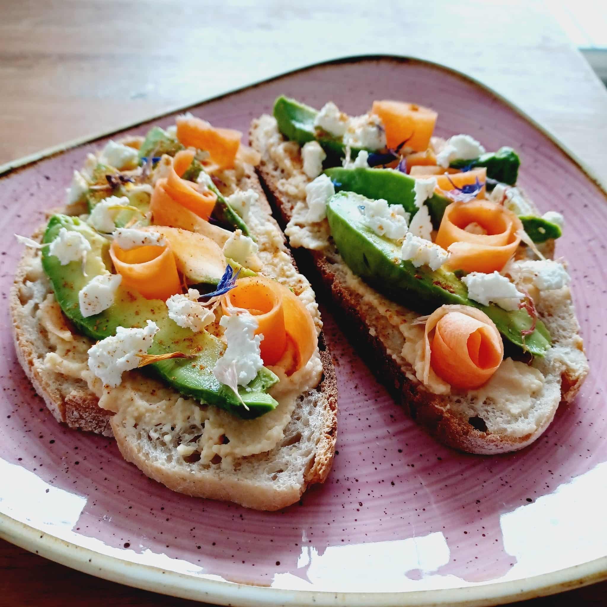 tartine houmous, avocat, carottes